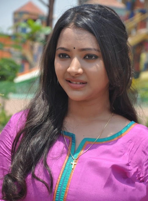 sha basu at chandamama movie shooting spot hot photoshoot